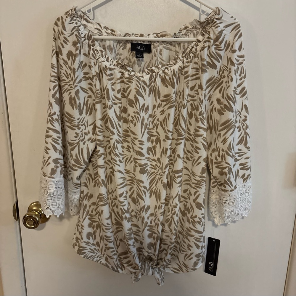 AGB Women's Tan and White Leaf Print Blouse